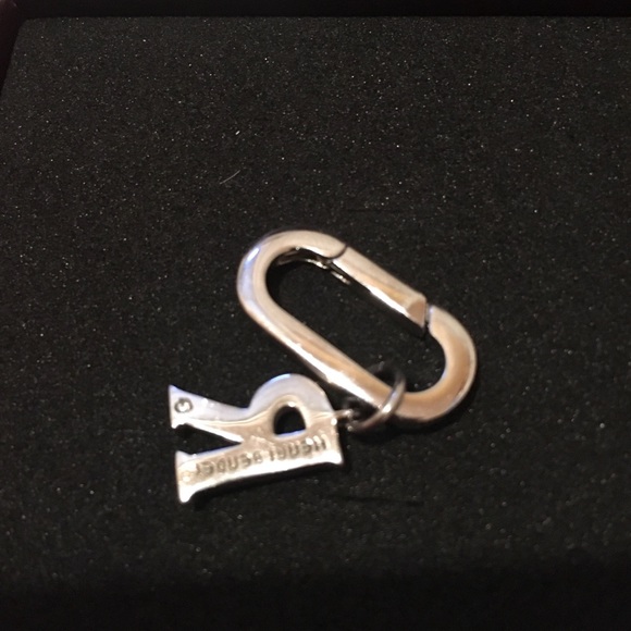 “R” letter charm. Henri Bendel - Picture 4 of 7